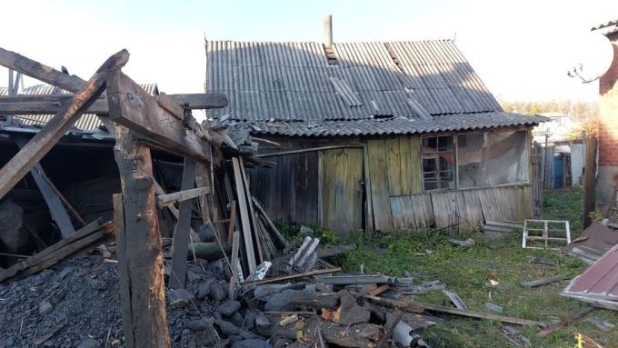 У Вовчанську внаслідок обстрілів виникла пожежа в двох приватних будинках та на промисловому об’єкті